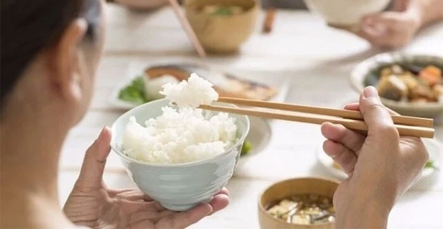 How many bowls of rice is appropriate to eat per day?