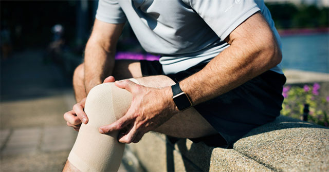 How to give first aid to a knee injury