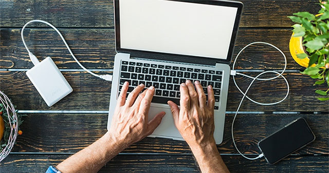 Instructions for properly charging your phone battery using a computer