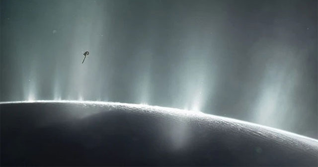 James Webb Telescope Discovers Rare Scene From Saturn's Moon