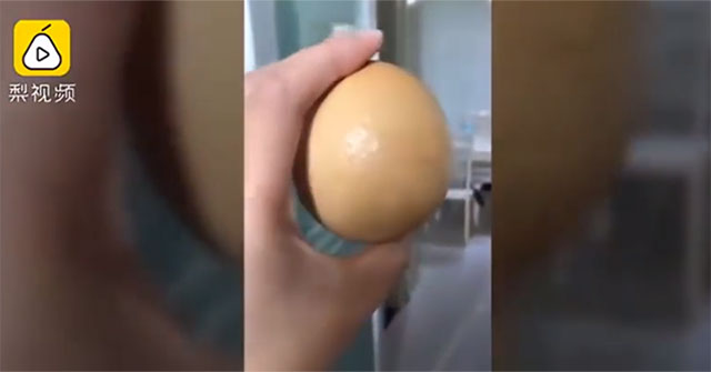 Killing a hen that hasn't laid eggs for 5 years, the owner was surprised to see a 'treasure'