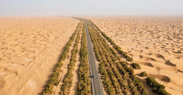 Lacking electricity and water, how did China build thousands of kilometers of highway across the Taklimakan desert?