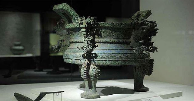 Lake water drops 100 meters overnight, experts come to excavate, unexpectedly encounter '6 golden dragons'