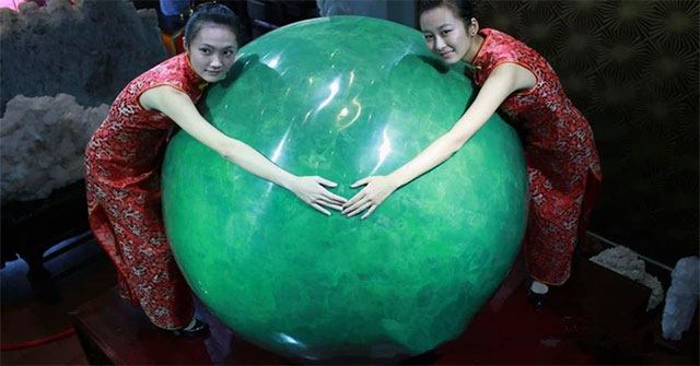 Man dug up the world's largest 6-ton pearl but no one dared to buy it!