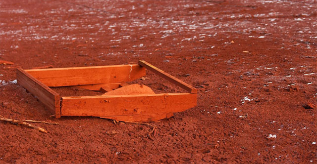 Method for producing iron from toxic red mud in 10 minutes