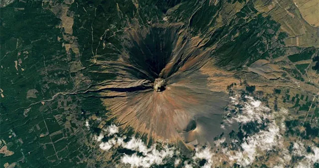 Mount Fuji 'naked' again after several days of snow