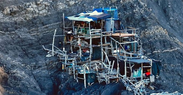 Mysterious house appears on the steep cliff 'Devil's Slippery Slope', which no one can get close to
