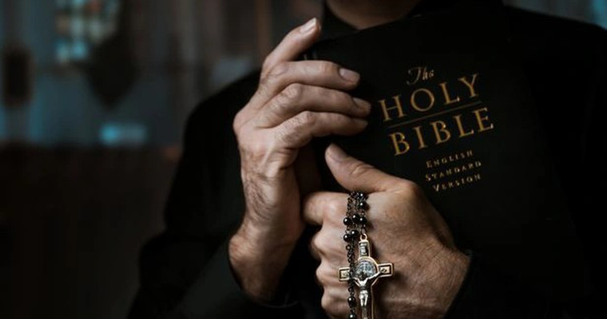 NASA hires priests to prepare for communication with aliens
