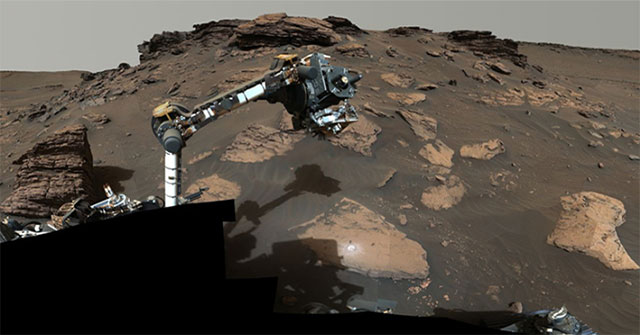 NASA robot discovers 'organic treasure' on Mars