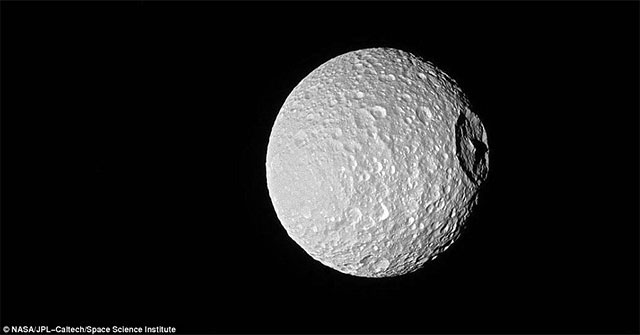 NASA spacecraft finds new 'life world' with warm ocean