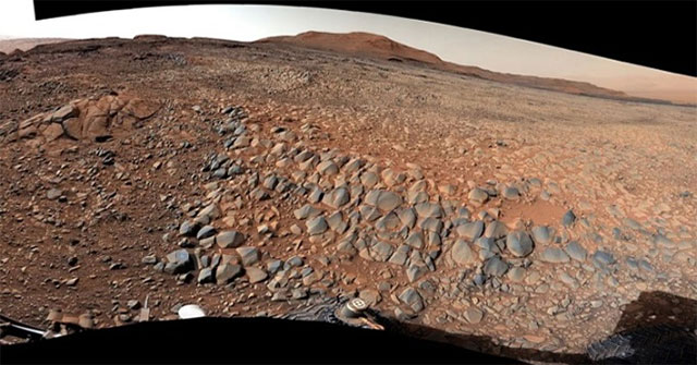 NASA's Mars robot turns its head when it encounters a 'crocodile back' rock