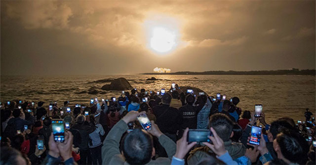 Netizens share a video of the artificial sun being taken to the sky in China, what is the truth?