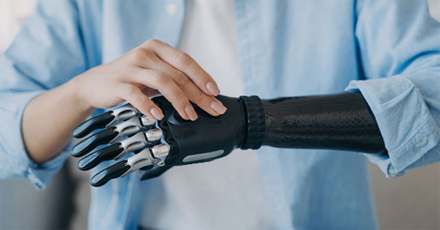 Neuralink tests controlling a robotic arm with thoughts