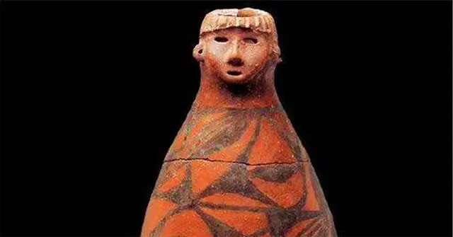 Old farmer dug up a vase with a human face and threw it in the kitchen corner, experts say it is a national treasure
