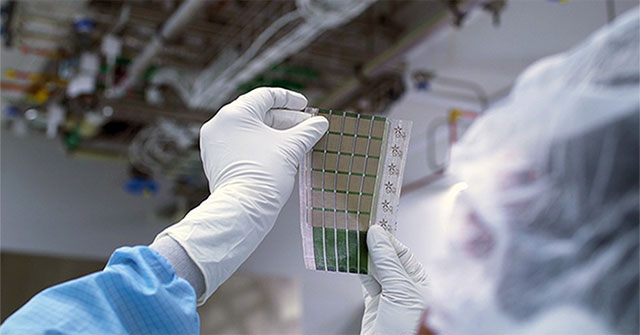 Phone case with solar power generation function