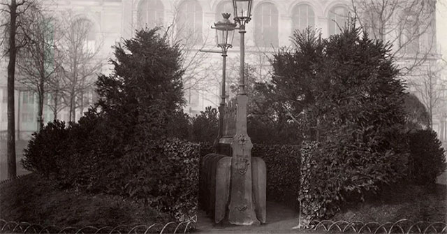 Pissoir - French public toilets help the world become more civilized