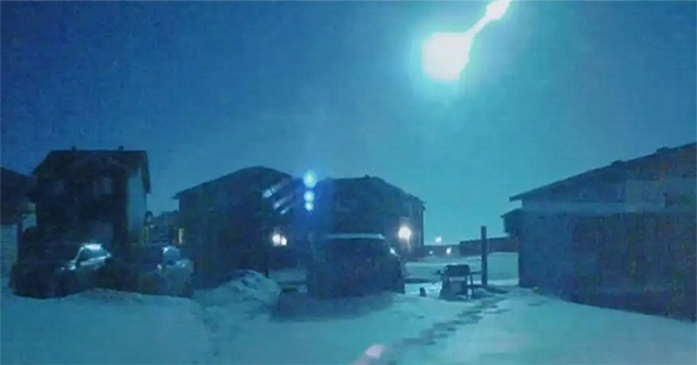 Rare meteorite flies through the sky of Canada