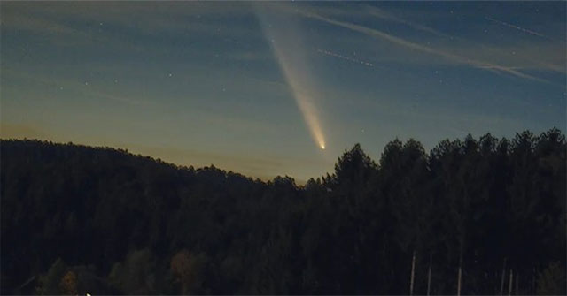 Rare mirage of comet's second tail as it approaches Earth