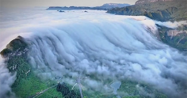 Rare video: Sea of ​​clouds rushing down the mountain like a waterfall