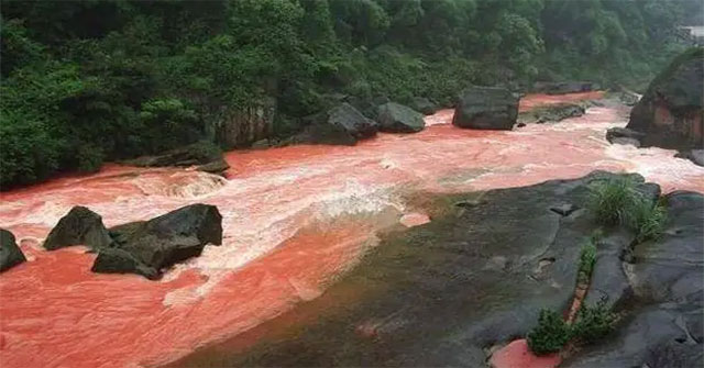 'Red river' in China: The rain changes brilliant colors, the drink made from this river water is famous for everyone
