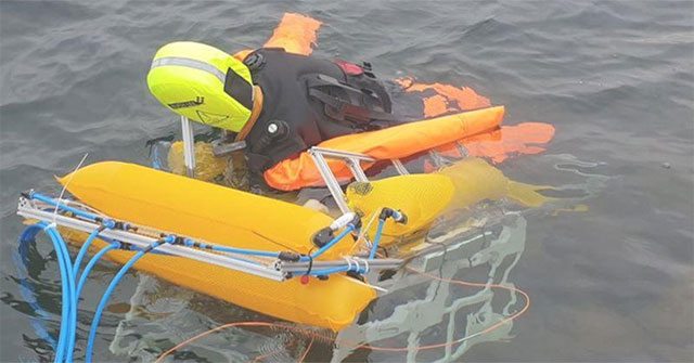 Rescue robot, capable of quickly saving drowning people