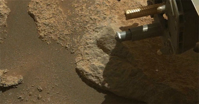 Robot NASA trên sao Hỏa phun đá để thoát 'nghẹn'