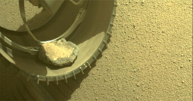 Rock 'hitchhiking' robot probes Mars for 4 months