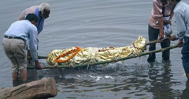 Sacred lake in China: 800,000 tons of shrimp and fish but no one dares to catch it