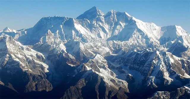 Scary things that happen to the human body in the 'death zone' of Mount Everest