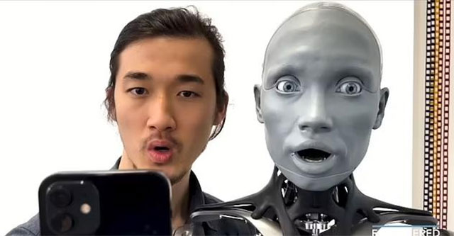 Shudder to see the world's most humanoid robot imitate the behavior of a scientist
