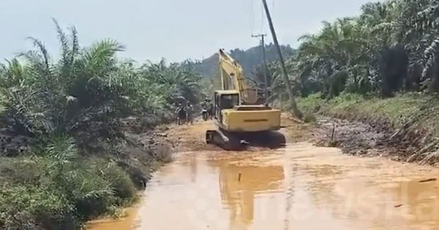 Soil suddenly liquefies, 'swallows' excavator in front of people