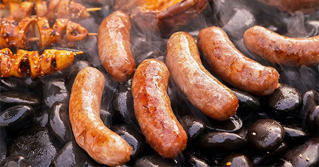 Stone-grilled sausage - the dish that is making young people 'crazy' - contains how many calories, what are the potential dangers of eating too much?