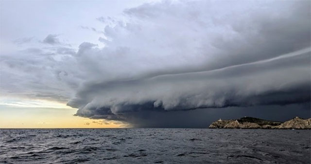 Strange cloud looks like 'alien mother ship', why should we take shelter immediately?