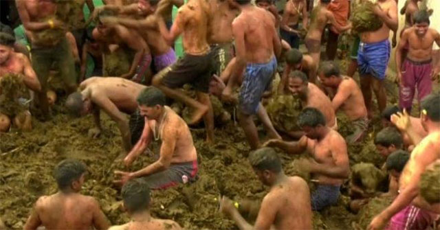 Strange cow dung throwing festival in India