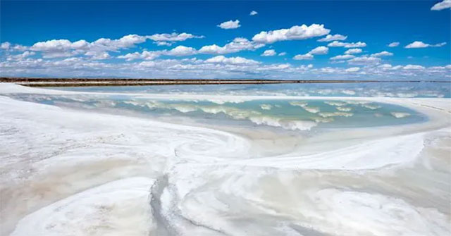Strange lake in China: Where salt crystallizes into gems, planes can land, trains can pass