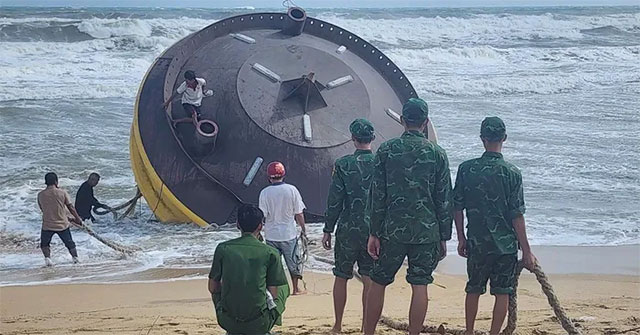 Strange object 4m in diameter, 5m high with foreign writing drifted to the coast of Quang Ngai