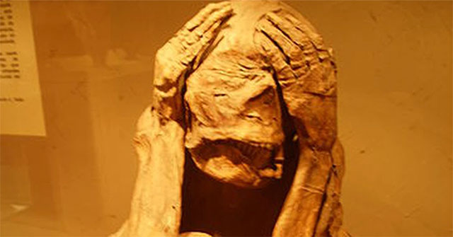 Strange phenomenon in ancient tomb makes experts tremble: Mysterious mummy waits to be reborn!