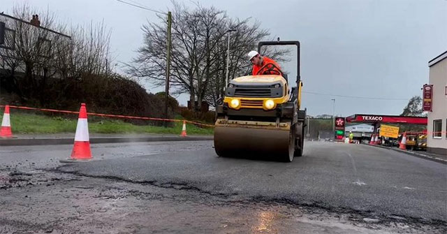 Strange story in the world: Using more than 100,000 diapers to pave the highway