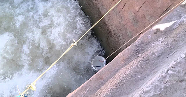 Strange way of catching fish: Dropping a bucket at the foot of the bridge with fast-flowing water, the group of people harvested unexpectedly