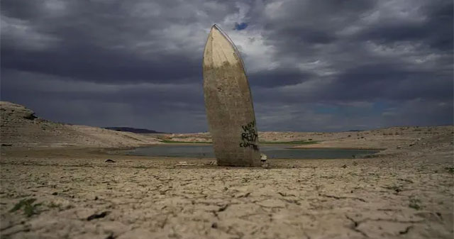 Super drought in the US: The lake surface is cracked, the bottom of the fish is dry, creating a surreal scene