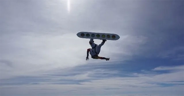 'Surfing in the sky', the man set a world record