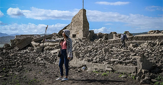 The 300-year-old relic suddenly 'appeared' in the middle of the dam