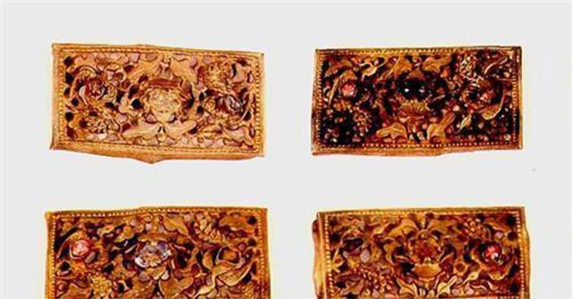 The ancient tomb exploded, gold, silver, and jewels suddenly splashed, making everyone shocked