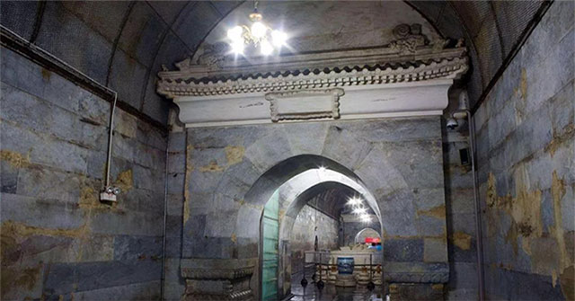 The ancient tombs were all sealed from the inside, how did the last worker escape?