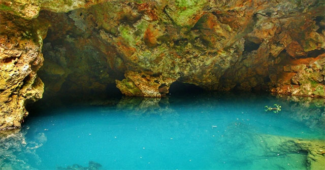 The blue lake known as the 'long palace' in China hides the secret of an ancient and backward custom