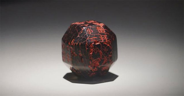 The boy picked up a black coal, the expert tested it for 10 years before concluding: This is the only treasure in the world