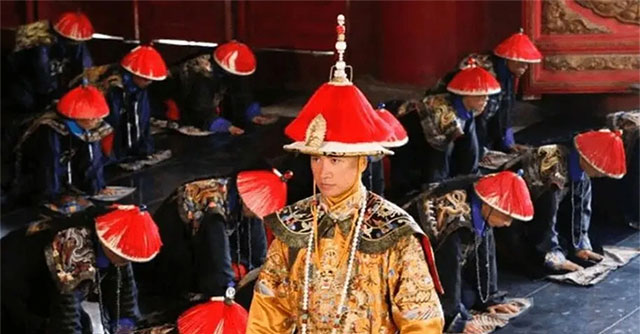 The dark side of feudal mandarins: Falling and drowning while attending the king