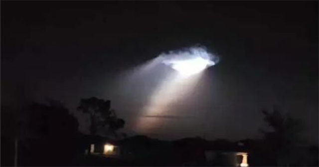 The dark sky suddenly opened a light like 'Heaven's gate', what is the truth?