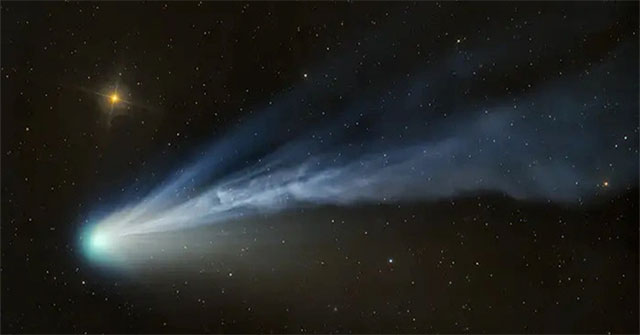 The 'Devil's Comet' flashes during a total solar eclipse