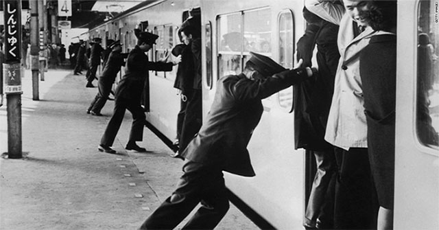 The invention of the 'train pusher' and the reason why trains in Japan exceed 200% of capacity